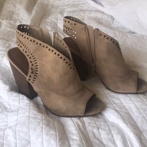 Open toed heel bootie with cut out. Tan nude brown
